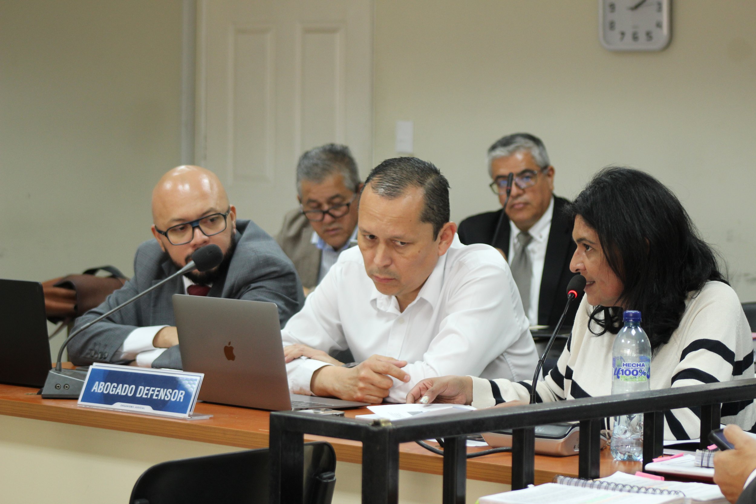  La perito y los abogados de la defensa de las y los acusados cuestionan al analista González Fuentes. Foto: Ana Alfaro 